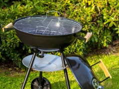 Grill po sezonie jest tłusty? Nałóż na ruszt i pożegnaj przypaleniznę