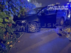 Chrysler przewrócił trzy latarnie i uderzył w ogrodzenie. Kierująca w szpitalu