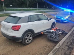 Nieletni motocykliści bez uprawnień uderzyli w to samo Audi. Jeden uciekł