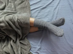 Całe lato leżały w szafie. Zanim rozłożysz koce na kanapie, daj im 2 godziny