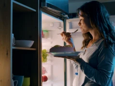 Przekąska po kolacji albo już w łóżku. Ryzyko chorób wątroby wyższe nawet o 30 proc.