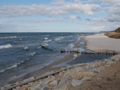 Obiekt przypominający drona na plaży w Karwi