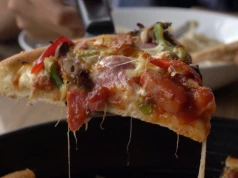 Tak odgrzewam pizzę bez piekarnika ani mikrofali. Wychodzi smaczna oraz chrupiąca