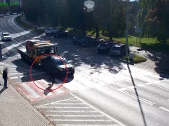 Ełk. Kierowca lawety uderzył w auto przed przejściem dla pieszych. Przechodzień odskoczył w ostatniej chwili
