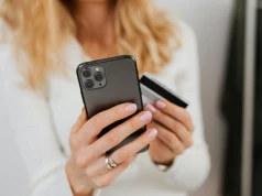 Płatność telefonem czy fizyczną kartą? Oto, który sposób jest bezpieczniejszy
