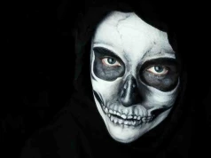 Biedronka i Smyk wycofują produkty na Halloween po atakach w szkołach