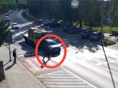 Chwila nieuwagi omal nie doprowadziła do tragedii. Laweta wjechała w auto przed przejściem