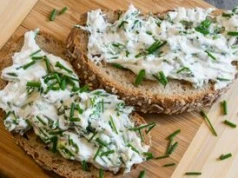 Ma ponad dwa razy więcej białka niż jajko. Ten tani produkt świetnie sprawdzi się na śniadanie