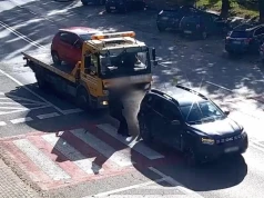 Pieszy ledwo uszedł z życiem. Laweciarz najechał na auto stające przed przejściem