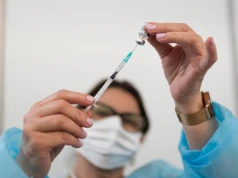 Dyskredytowali konkurencję, by sprzedać swoje szczepionki? KE uderza w koncern Sanofi