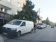 Kierowcy zastawiają chodnik, dziecko ryzykuje wyjście na jezdnię
