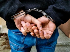 Nie chciał stawić się przed sądem, więc odwiedzili go policjanci. W mieszkaniu znaleziono „zawiniątka”