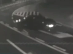 Driftował na rondzie, uderzył w latarnię i odjechał. 19-latek stracił prawo jazdy