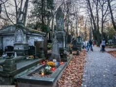 Usługi cmentarne przed Wszystkich Świętych. Oto ile kosztują