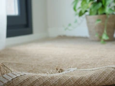 Zagięte rogi dywanu doprowadzają cię do szału? Ten trik rozwiąże problem