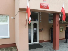 Szkoły zamykają drzwi przed rodzicami. "Córka płacze, marudzi i chce, żeby jej towarzyszyła"