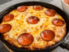 Grubą pizzę robię na patelni. Puchata jak chmurka i lepsza niż mrożonka
