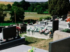 Zanim postawisz kwiaty na grobie, sięgnij do portfela. Ten trik znały już nasze babcie