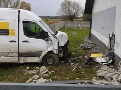 Bus dostawczy staranował ogrodzenie i wjechał w ścianę remizy OSP