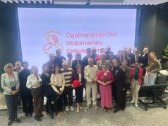 „Budujemy nić, która łączy serca i ręce”. Wolontariusze onkologiczni podsumowali pierwsze pół roku działalności