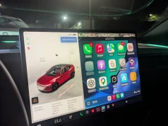 Polak naprawił Teslę. Możecie mieć w niej natywnego CarPlay