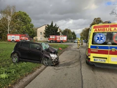 Poważne zderzenie w Szymanowie. Strażacy użyli narzędzi hydraulicznych, kierowca trafił do szpitala