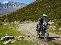 Nie każdy adventure potrzebuje 100 KM i wielkiego ekranu. Kawasaki stawia na niską masę