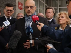Berek sędzią Trybunału Konstytucyjnego - przepychanki przed siedzibą. "Ten wrak jest kapsułą czasu"