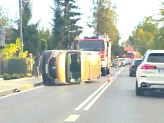 Wypadek na Sądecczyźnie pod Szkołą Podstawową. Trwają działania służb