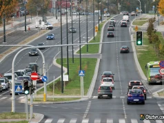 Olsztyn. Spał za kierownicą na środku al. Sikorskiego. Gdy zobaczył policjantów, zaczął uciekać