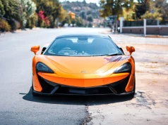 Dziura w drodze zrujnowała budżet gminy. Wystarczyło, że w wyrwę wpadł McLaren