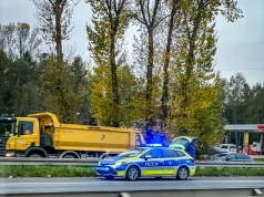 Poranne korki na S86. Zderzenie samochodów na Dąbrówce Małej