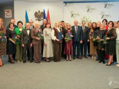 Nauczyciele i pracownicy powiatowych jednostek z Ciechanowa z nagrodami od starosty