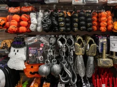 Strach w szkołach odbija się na sklepach. Popularne akcesoria na Halloween chowane ze smutkiem