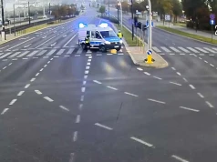 Samochód stał na Alei Sikorskiego, a kierowca się nie ruszał. Stało się coś nieoczekiwanego