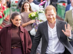 Meghan w bordowym płaszczu w Nottingham. Uwagę zwróciło też powitanie pary