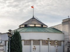 Akcja służb w okolicach Sejmu. Na jezdni nietypowa substancja
