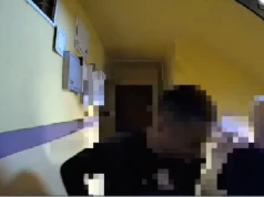 Zaatakował kobietę na klatce schodowej, żeby ukraść jej torebkę. 87-latka spadła ze schodów