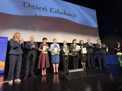 Zasłużeni nauczyciele z powiatu ostrowieckiego uhonorowani