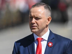 Nawrocki zostaje w kraju. „Prawni bandyci”, w tle zapowiedź użycia „siły narodu”