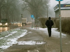 Mandat dla pieszego za brak odblasku to najmniejszy problem. Prawdziwe konsekwencje są dużo poważniejsze