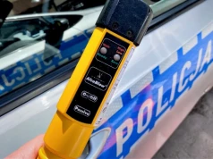 Na widok radiowozu przesiadł się na tylny fotel pasażera. Pijany kierowca zatrzymany w okolicy Ciechanowa