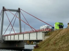 Po 16 dniach „gabaryt” zjechał z uszkodzonego mostu – sukces operacji i 200 ton balastu