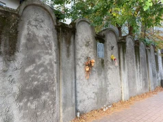 Ten mur wciąż stoi w Krakowie. To świadek tragicznej historii