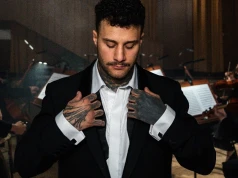 Macias założył garnitur i chce wydać nową płytę, którą anonsuje singlem „Rany cały czas nas gonią”