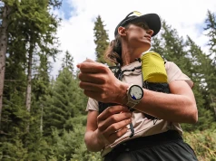 Suunto Race 3S debiutuje na rynku. Tytanowe wykończenie, do 38 godzin pracy GPS i nowy Coach AI