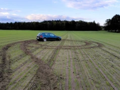 „Bączki” na polu żyta w Apolonii. Auto ugrzęzło, interweniowała policja
