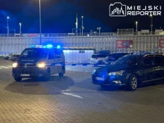 Atak epilepsji za kierownicą. Policjanci i strażacy musieli wybić szybę samochodu