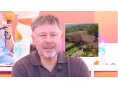 Andrzej Piaseczny mieszka z partnerem i mamą. Ma różową willę na wsi