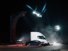 Tesla Roadster przysysa się do drogi, lata i robi salta bokiem . Ferrari Luce to przy niej srom, smutek i żal